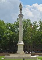 Monument von Ludovico Aristoto auf dem gleichnamigen Platz in Ferrara. 05.2025
