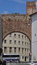 Bogen durch die Stadtmauer nahe der Piazza Citadella in Verona. 05.2025