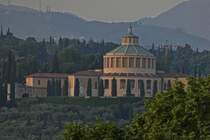 Die Wallfahrtskirche Madonna di Lourdes die auf dem Hgel San Leonardo in Verona steht. 05.2025