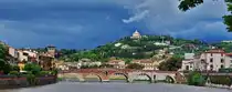 Blick �ber die Etsch in Verona auf die Ponte Pietra, gebaut um 100v. Chr. mit im Hintergrund Die Wallfahrtskirche Madonna di Lourdes die auf dem H�gel San Leonardo steht. 05.2025 (Handyfoto Jeanne)