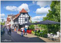 Straencaf in Detmold am Schlossteich, hbsche Fugngerzone in der Innenstadt. Aufgenommen am 20. Mai 2025