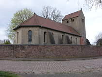 Domnitz, evangelische St. Johannes der Tufer Kirche, Westturm 12. Jahrhundert, Langhaus erbaut 1684 (13.04.2025)