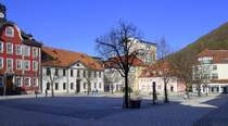 Suhl, Blick ber den Marktplatz, links das Rathaus, April 2025