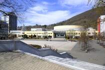 Suhl, Blick ber den Platz der Deutschen Einheit, auf das Congress Centrum mit dem Fahrzeugmuseum, April 2025