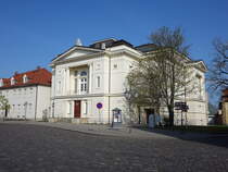 Bernburg, Carl Maria von Weber Theater in der Schlostrae, erbaut 1827 im Stil des Klassizismus, Architekt Johann Philipp August Bunge (14.04.2025)