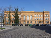 Bernburg, Gymnasium Carolinum in der Schlogartenstrae, erbaut 1882 (14.04.2025)