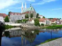 Pfarr-, bzw. Peterskirche St.Peter u. Paul von G�rlitz spiegelt sich im Grenzflu� Nei�e; 250506