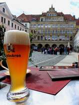 Verdiente Pause mit/bei Grlitzer(Landskron) nach langer Wanderung/Spaziergang durch diese schne, ussert interessante u. historische Altstadt, 
im Hintergrund das Rathaus, vorneweg ein bekmmliches Getrnk aus der historischen (denkmalgeschtzen) ortseinsssigen Brausttte; 250506