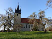 Brumby, evangelische St. Petri Kirche, erbaut im 12. Jahrhundert mit fnfspitzigem Turm (14.04.2025)