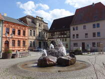 Calbe, Brunnen und Huser am Marktplatz (14.04.2025)