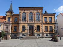 Calbe, Rathaus mit Rolandstatue, erbaut 1876, zweigeschossiger Backsteinbau (14.04.2025)