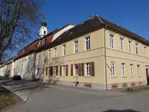 Gnadau, evangelischer Gemeindesaal am Zinzendorfplatz, erbaut 1780 (14.04.2025)