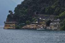 Verschiedene Huser und Hotels am Ufer des Gardasees und an den Felsen angebaut, nahe Riva del Garda. 05.2025