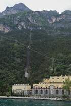 Das Wasserkraftwerk mit den Versorgungsrohren aus den Bergen am Rande des Gardasees in Riva del Garda. 05.2025
