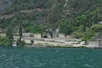 Stra�enbauwerke mit Tunnel Eingang in die Felswand nahe Riva del Garda am Gardasee. 05.2025