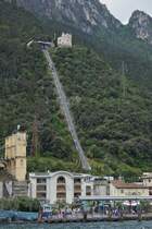 Panorama Standseilbahn nahe dem Schiffsanleger in Riva del Garda zur Bastion von Riva, hoch ber Riva del Garda am Gardasee. 05.2025