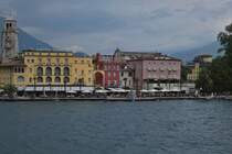 Blick von der Fhre Tonale, auf die Uferpromenade von Riva del Garda mit dem Apponale Turm. 05.2025
