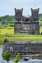 Im Bild der alte Br�ckenpfeiler der ersten Duisburg-Hochfelder Eisenbahnbr�cke, welcher augenscheinlich wieder als Wohnraum (?) genutzt wird. Zumindest ist ein langes Sofa zu erkennen. (Duisburg, Mai 2025)