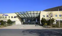 Suhl, der Eingang zum Congress Centrum,  erbaut in den 1990er Jahren, April 2025