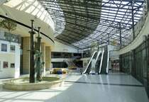 Suhl, Blick ins Congress Centrum, mit Geschften und Restaurants, April 205