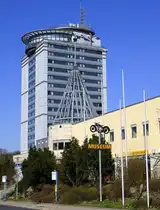 Suhl, das Fahrzeugmuseum im Congress Centrum, dahinter das City-Hotel, April 2025