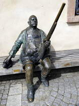 Suhl, vor dem Waffenmuseum steht diese Bronzeskulptur, aufgestellt 1989, erinnert an Herbert Knig, ein Suhler Original, April 2025