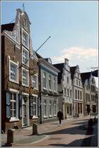 In der Altstadt von Leer sind schmucke Giebelhuser zu bewundern. Im Vordergrund das sogenannte Samson-Haus. Scan eines Dias aus dem Frhjahr 2005.