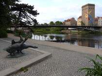 Gnse-Denkmal, 1963 geschaffen und 2004 am Grenzflu Neie positioniert; im Hintergrund die Fugngerbrcke welche Deutschland u. Polen, bzw. die Stdte Grlitz und Zgorzelec verbindet;250508