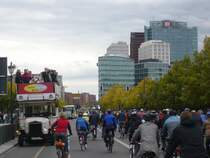 Sightseeing auf dem Fahrrad. Einige der Radfahrer waren aus anderen Stdten angereist. Hier am Potsdamer Platz. 20.9.2008