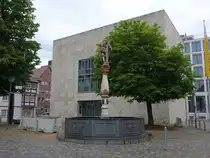 Ulm, St. Christophorus Brunnen und neue Synagoge am Weinhof (01.06.2025)