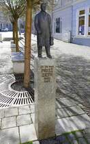 Suhl, in der Fugngerzone steht das Denkmal fr den Sanittsrat Dr.med. Fritz Zeth (1902-91), ein Suhler Original und  Volksarzt , April 2025