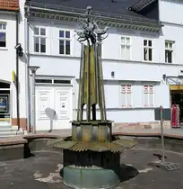 Suhl, die Figur im Vogelbrunnen an der Kreuzkirche, April 2025