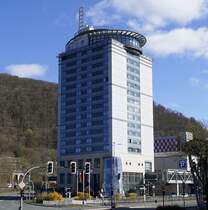 Suhl, das City-Hotel, mit 80m hchstes Gebude der Stadt, April 2025