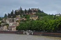 Blick �ber die Etsch auf das Castel San Pietro auf dem gleichnamigen H�gel in Verona. 05.2025