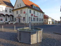Hecklingen, Brunnen und Sparkassengebude am Markt (15.04.2025)