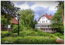 Munster in der Lneburger Heide. Parkanlage Nhe Wassermhle an der rtze. Im Hintergrund das Restaurant zur Wassermhle, Anfang Juni 2025