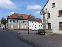 Kroppenstedt, Freikreuz, barockes Sandsteinkreuz, Symbol der Stdtefreiheit und Ort der Richtbarkeit am Rathaus (15.04.2025)