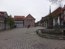 Alfeld / Leine, Brunnen und Huser am Marktplatz (17.04.2025)