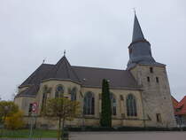 Delligsen, evangelische St. Georg Kirche, Kirchturm aus Brucksteinen von 1609, Langhaus erbaut 1887 (17.04.2025)
