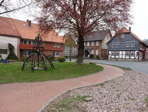 Delligsen, Osterbrunnen und Fachwerkhuser in der Hilsstrae (17.04.2025)