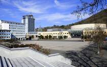 Suhl, Blick ber den Platz der Deutschen Einheit zum Congress Centrum, links das City Hotel, April 2025