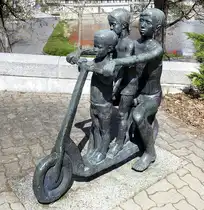 Suhl,  Rollerkinder  in Bronze gegossen von Stephan Horota 1975, aufgestellt nahe dem Herrenteich, April 2025