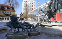 Suhl, der Dianabrunnen in der Fugngerzone, vom Knstler Waldo Drsch, aufgestellt 1983-84, April 2025