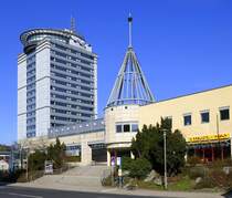 Suhl, das City Hotel mit dem Fahrzeugmuseum davor, April 2025