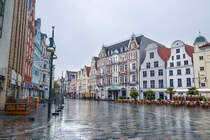 Die Krpeliner Strae ist die Haupteinkaufsstrae im historischen Zentrum von Rostock. Die Strae ist bekannt fr ihre traditionsreichen, oftmals originalgetreu restaurierten Giebelhuser mit ihren aufwendig gestalteten und farbenfrohen Fassaden. 40 Bauwerke verschiedener Stilepochen – darunter Backsteingotik und -renaissance der Hansezeit, Klassizismus, Barock, Historismus und Postmoderne – stehen auf der Liste der Baudenkmale
Aufnahme: 8. Juni 2025.