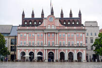 Das Rostocker Rathaus mit angrenzender Bebauung. Es ist der lteste erhaltene Profanbau der Stadt und gilt – wie auch das Lbecker Rathaus und das Stralsunder Rathaus – als einer der bedeutendsten Profanbauten der Backsteingotik im Ostseeraum. Aufnahme: 8. Juni 2025.