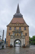 Das Steintor in seiner heutigen Form ist ein 1574 bis 1577 im Renaissance-Baustil errichtetes Tor im Sden der historischen Rostocker Stadtbefestigung. Aufnahme: 8. Juni 2025.