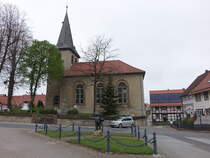Mechtshausen, evangelische St. Nikolai Kirche, erbaut 1854, vor der Kirche ein Max und Moritz Denkmal (17.04.2025)