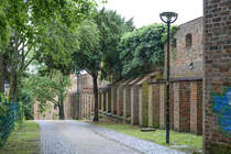 Die Rostocker Stadtbefestigung umschloss die Stadt Rostock seit der Mitte des 13. Jahrhunderts. Das Bild wurde in der Nhe des Kuhtors aufgenommen. Aufnahme: 8. Juni 2025.