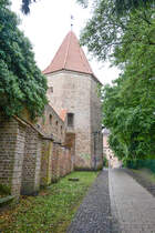 Lagebuschturm an der Rostocker Stadtmauer. Die Rostocker Stadtbefestigung umschloss die Stadt Rostock seit der Mitte des 13. Jahrhunderts. Aufnahme: 8. Juni 2025.